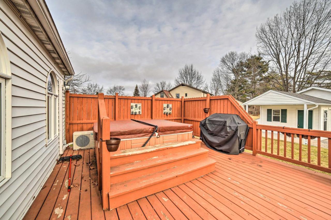 Spacious Michigan Home With Private Hot Tub Gladstone Exterior photo